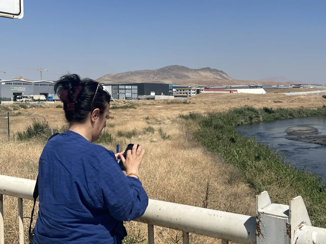 Field observation on a riverbank during a hydrological survey