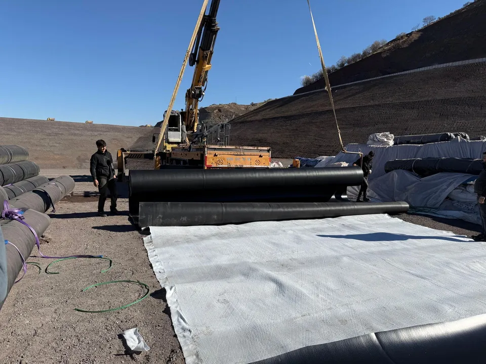 Maden sahasında geomembran serimi ve iş makineleri