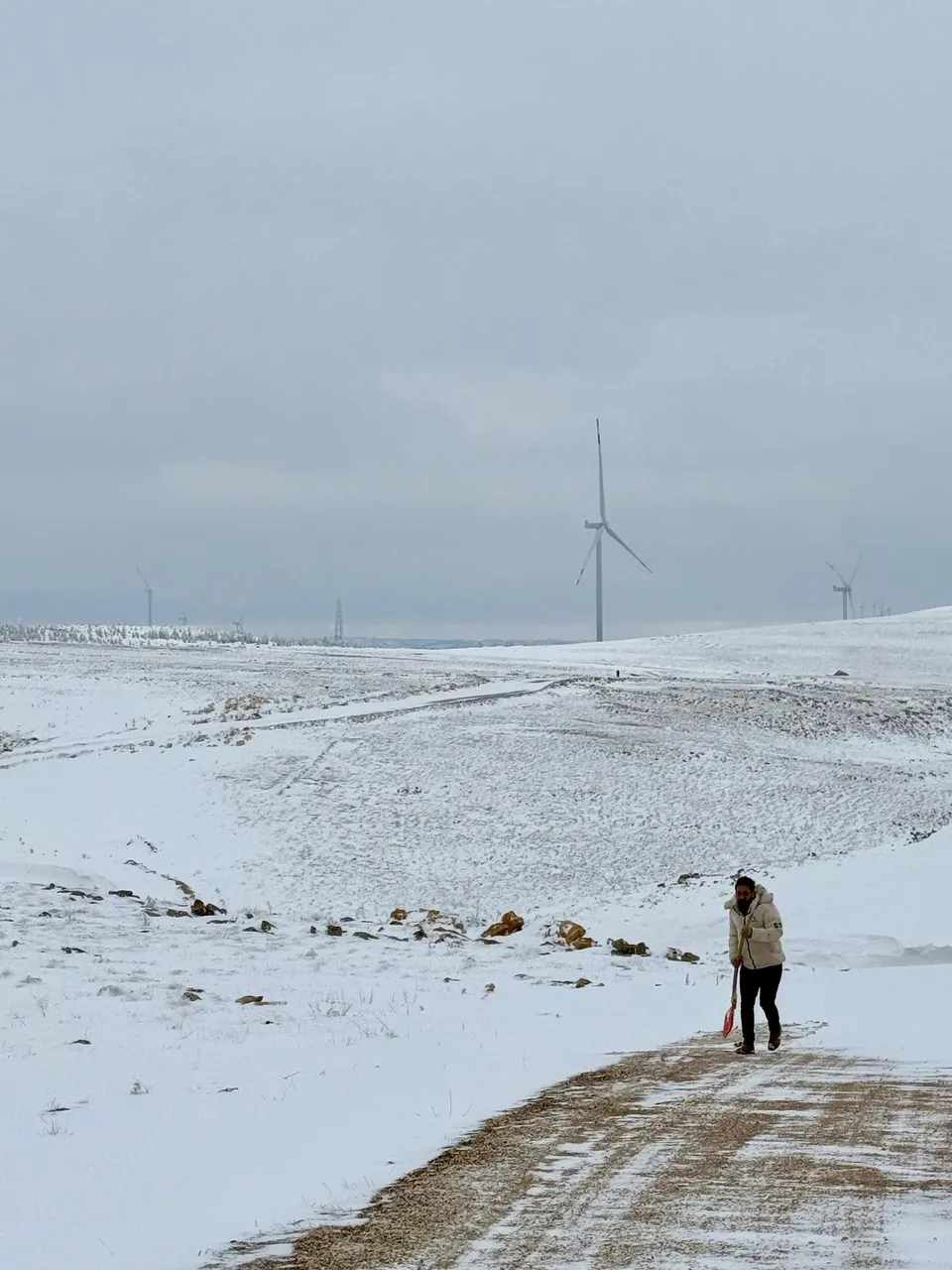 Karla kaplı rüzgâr enerjisi santrali sahasında kış dönemi saha çalışması